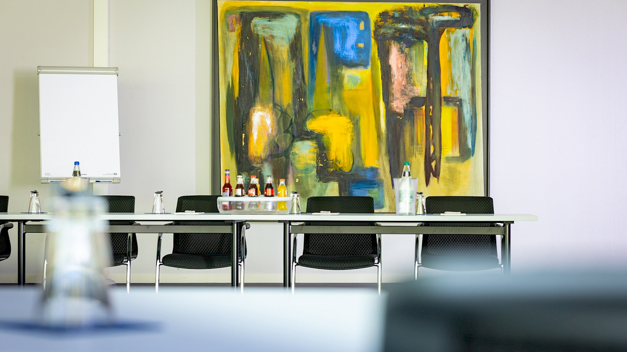 Moderner Konferenzraum für Tagungen und Konferenzen mit U-Form-Bestuhlung im Tagungszentrum Max Green bei Frankfurt.