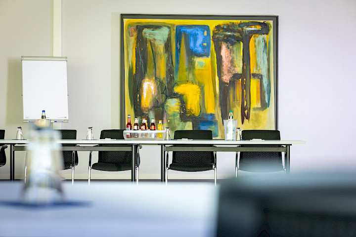 Moderner Konferenzraum für Tagungen und Konferenzen mit U-Form-Bestuhlung im Tagungszentrum Max Green bei Frankfurt.
