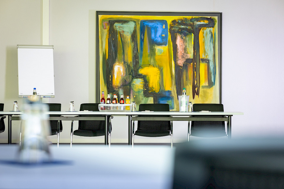Moderner Konferenzraum für Tagungen und Konferenzen mit U-Form-Bestuhlung im Tagungszentrum Max Green bei Frankfurt.